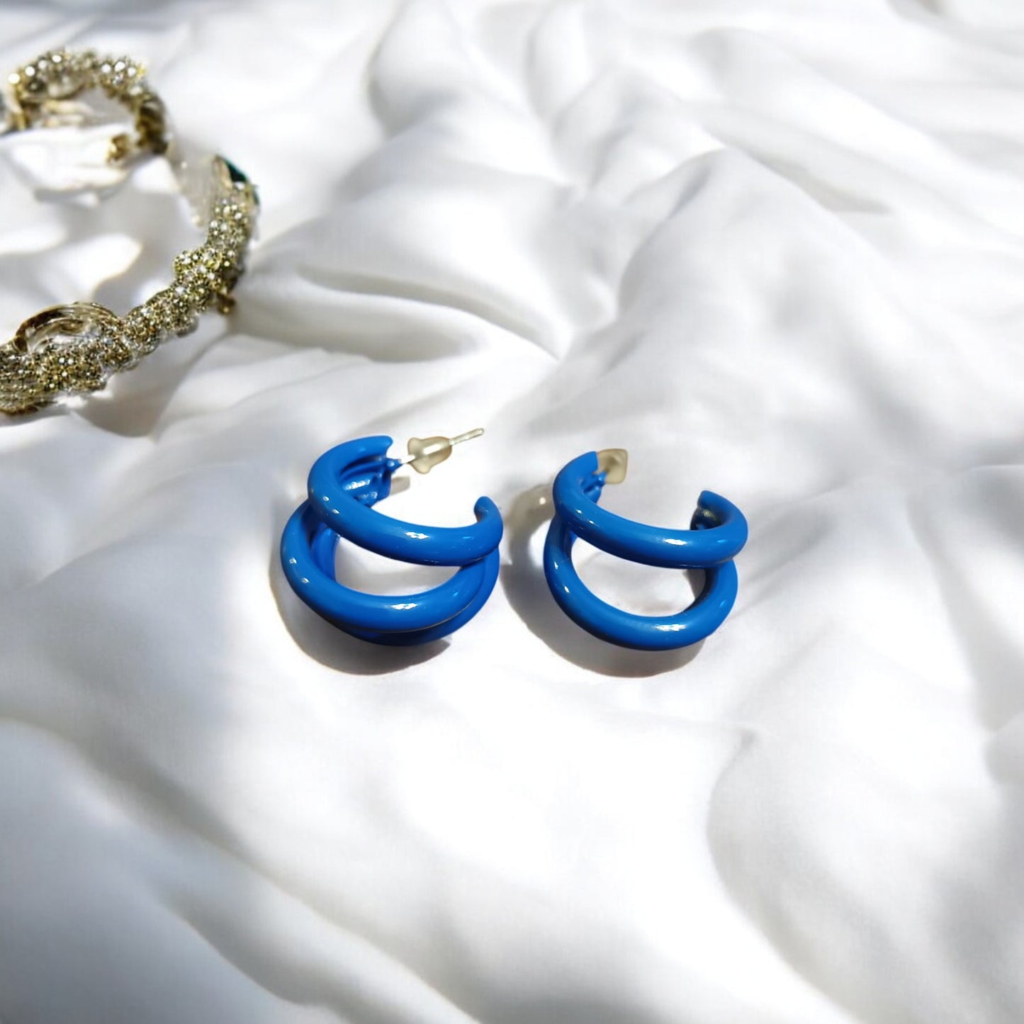 Διπλοί Κρίκοι σε Έντονο Μπλε: Για Μια Τολμηρή Εμφάνιση