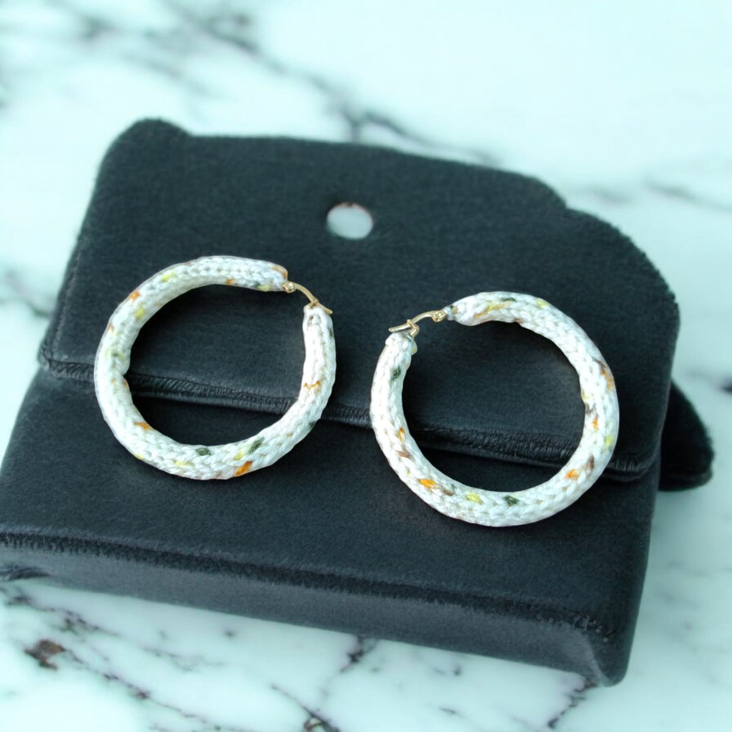 Λευκοί πλεκτοί Κρίκοι με Χρωματιστές Πιτσιλιές